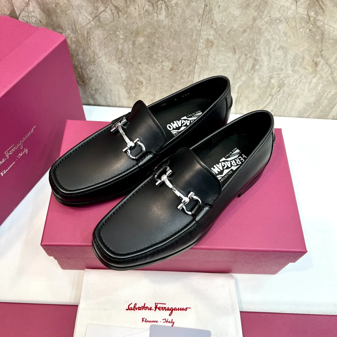 Original quality P780 Brand: Ferragamo Standard size: Men's size 39–44 (38.45 can be customized) Grade: Same style as the official website High-quality men's shoes Material: Customized first-layer calfskin with water-dyed cowhide lining Cowhide tiptoe Original non-slip and wear-resistant rubber outsole Style category: Men's formal business leather shoes are young and fashionable European and American trends British style Casual matching and comfortable feet Color: actual picture